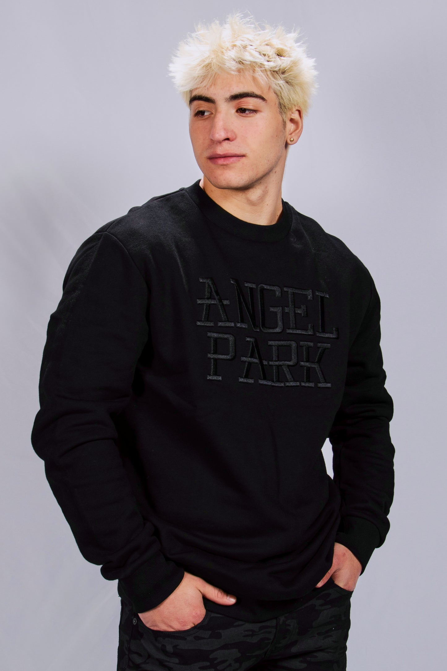 BLK EMBROIDERED CREW